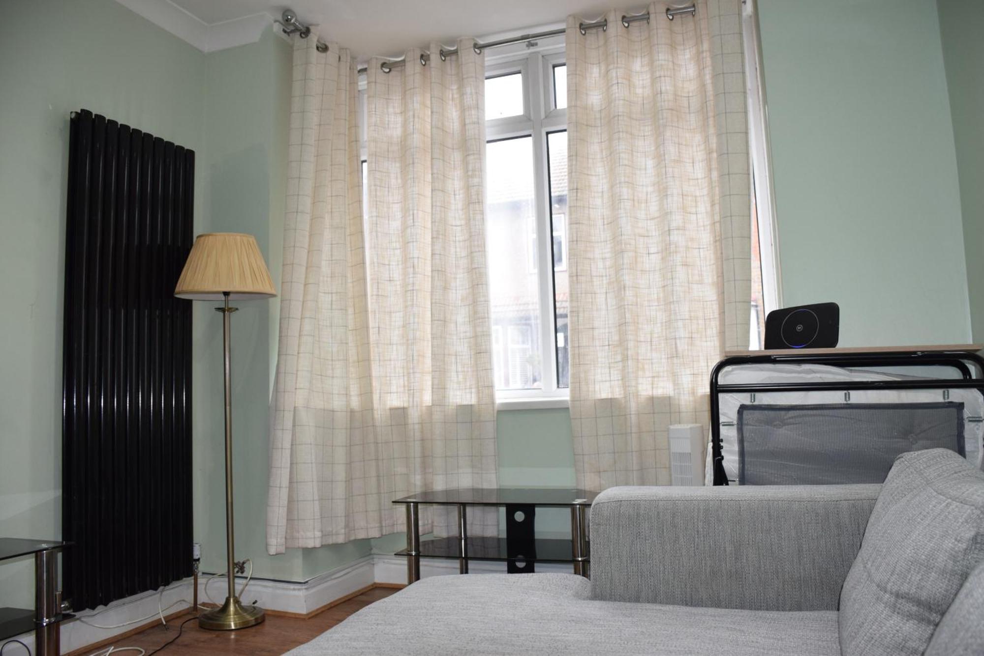 Three Bedroom House Lancaster Road ลอนดอน ภายนอก รูปภาพ