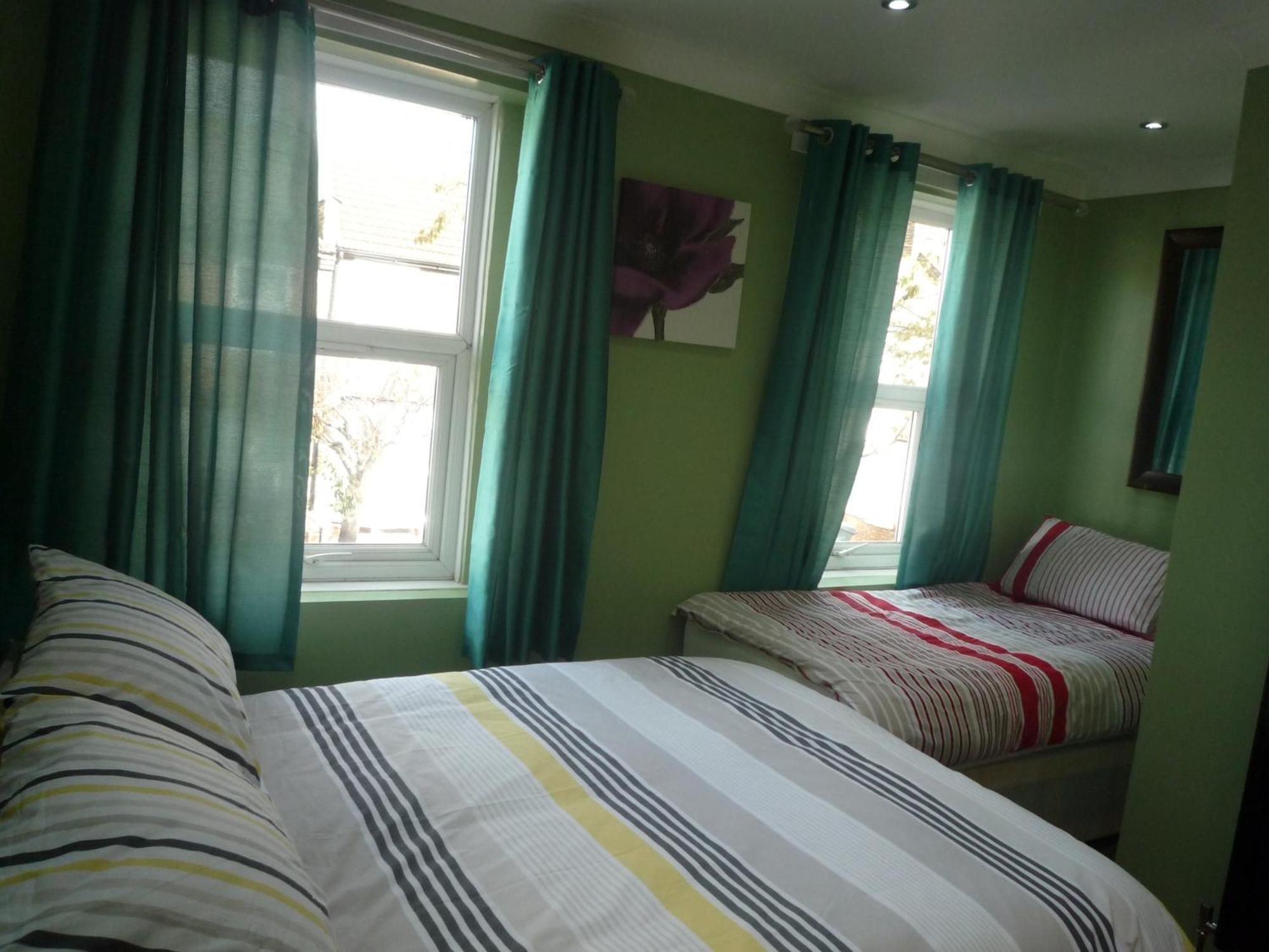 Three Bedroom House Lancaster Road ลอนดอน ภายนอก รูปภาพ